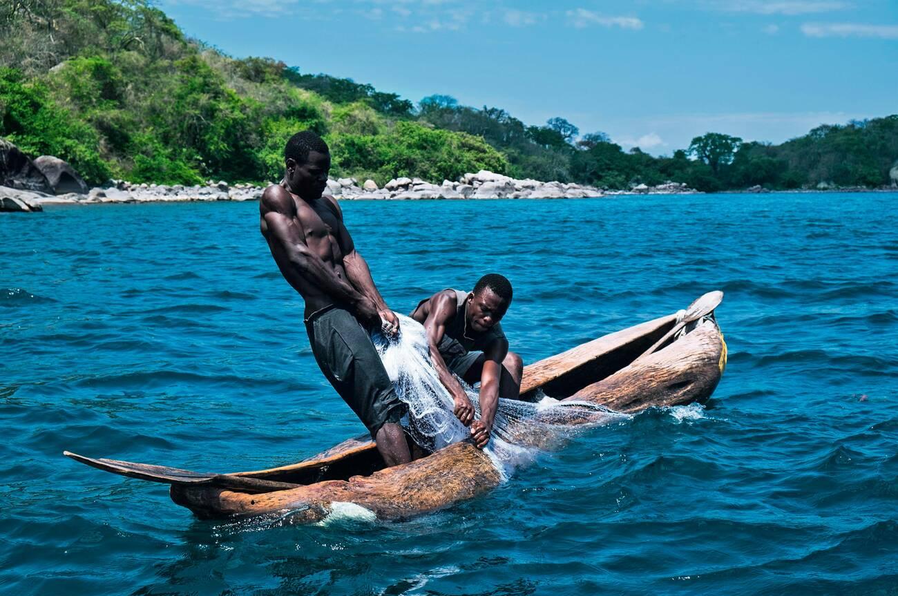 alamy_MA2J9R Fishermen pulling in nets in a dugout canoe on Lake Malawi (East Africa)
