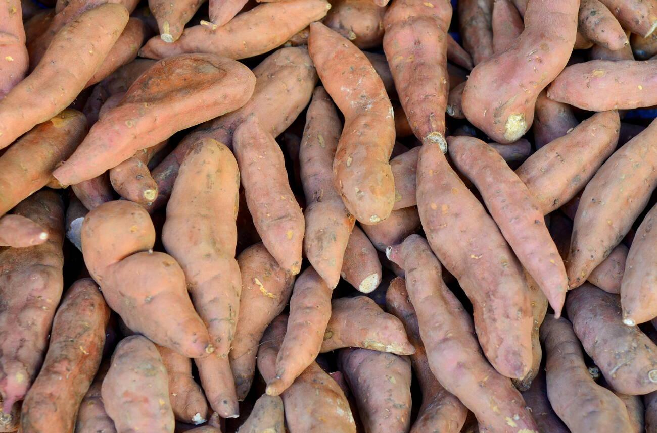 alamy_G09BGP Yam (Sweet Potato) Vegetables At A Market